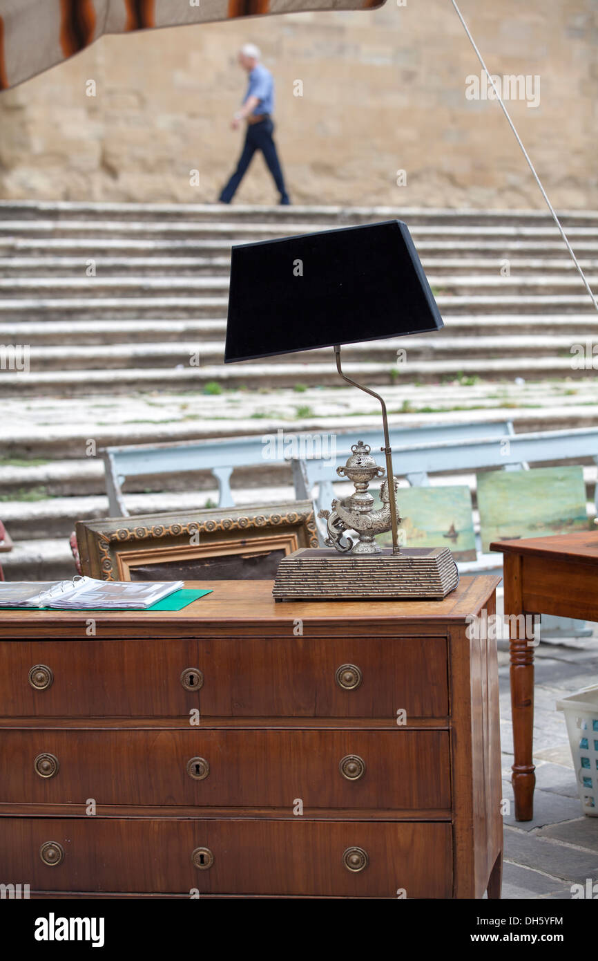 Choses différentes pour les ventes à un marché aux puces dans le centre historique d'Arezzo, Toscane, Italie Banque D'Images