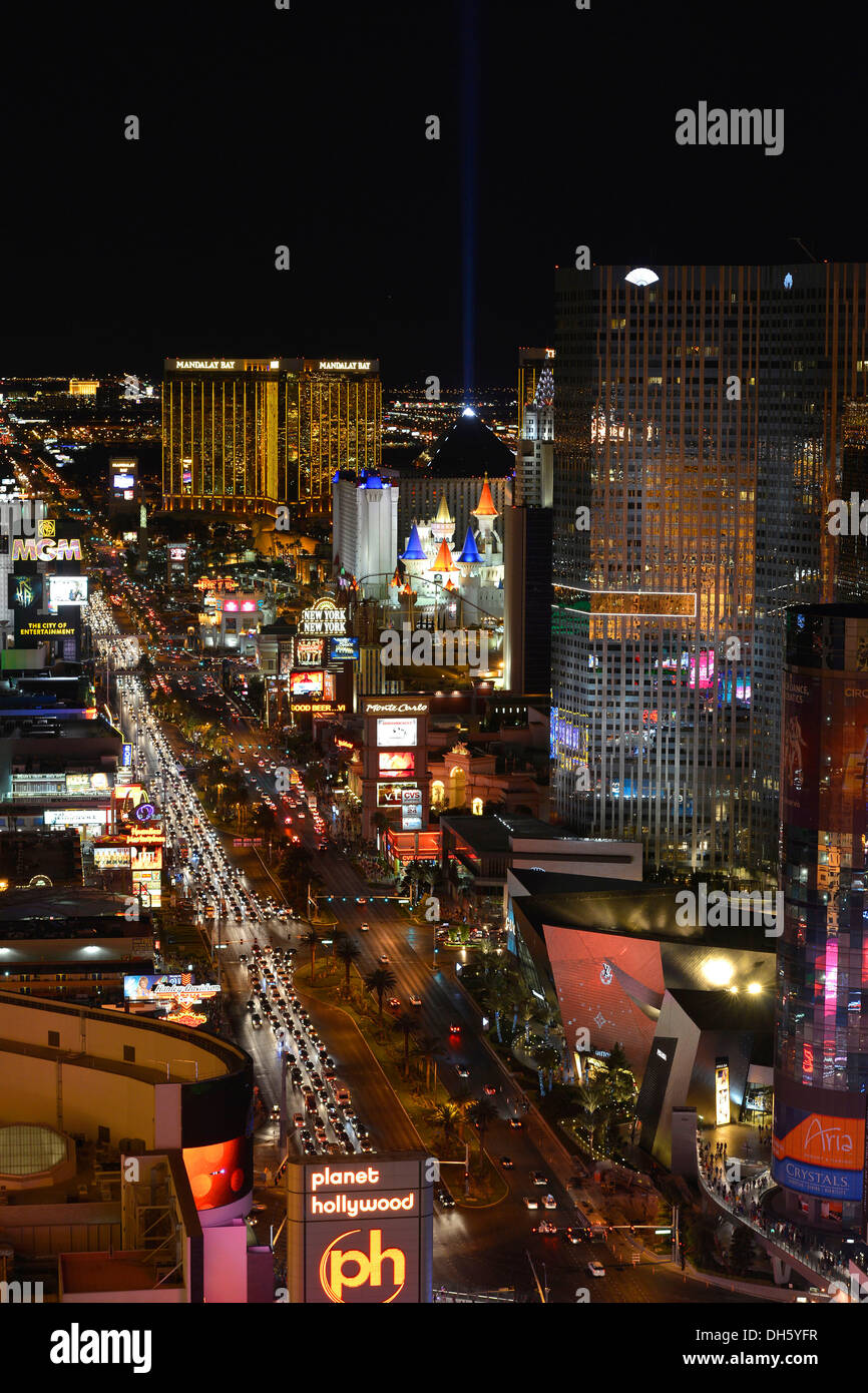 Scène de nuit, le Strip, l'hôtel de luxe cosmopolite, Planet Hollywood, New York New York, Mandalay Bay, Excalibur, Las Vegas Banque D'Images