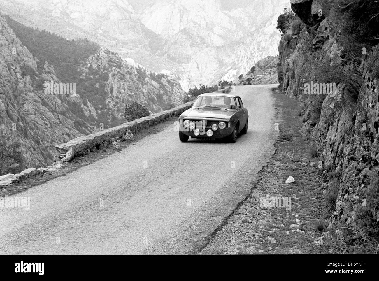 Alfa Romeo GTA dans le rallye de Corse, 1965. Banque D'Images