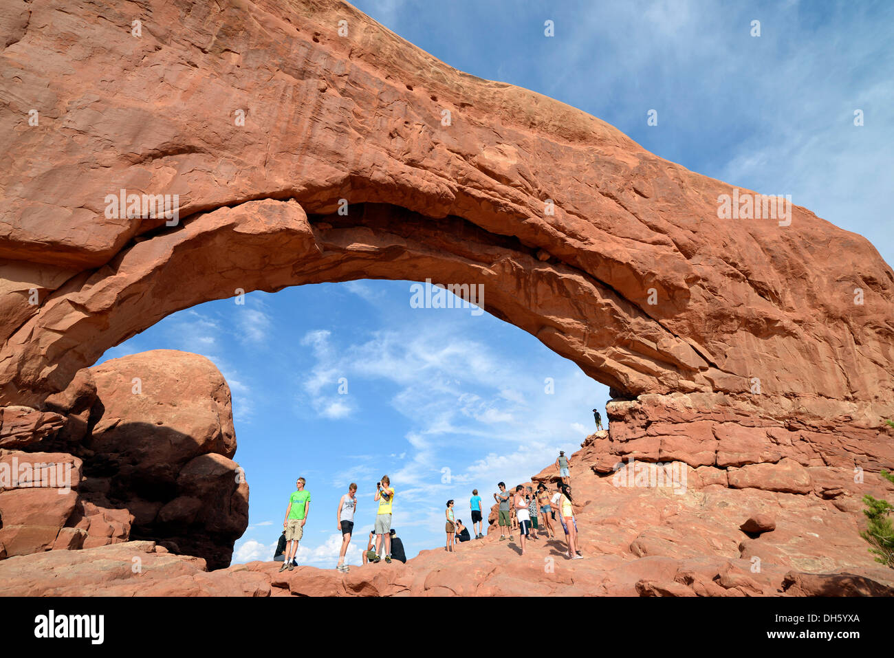 Les touristes à la fenêtre du Nord rock Formation, Windows Section, Arches National Park, Moab, Utah, États-Unis d'Amérique, USA Banque D'Images