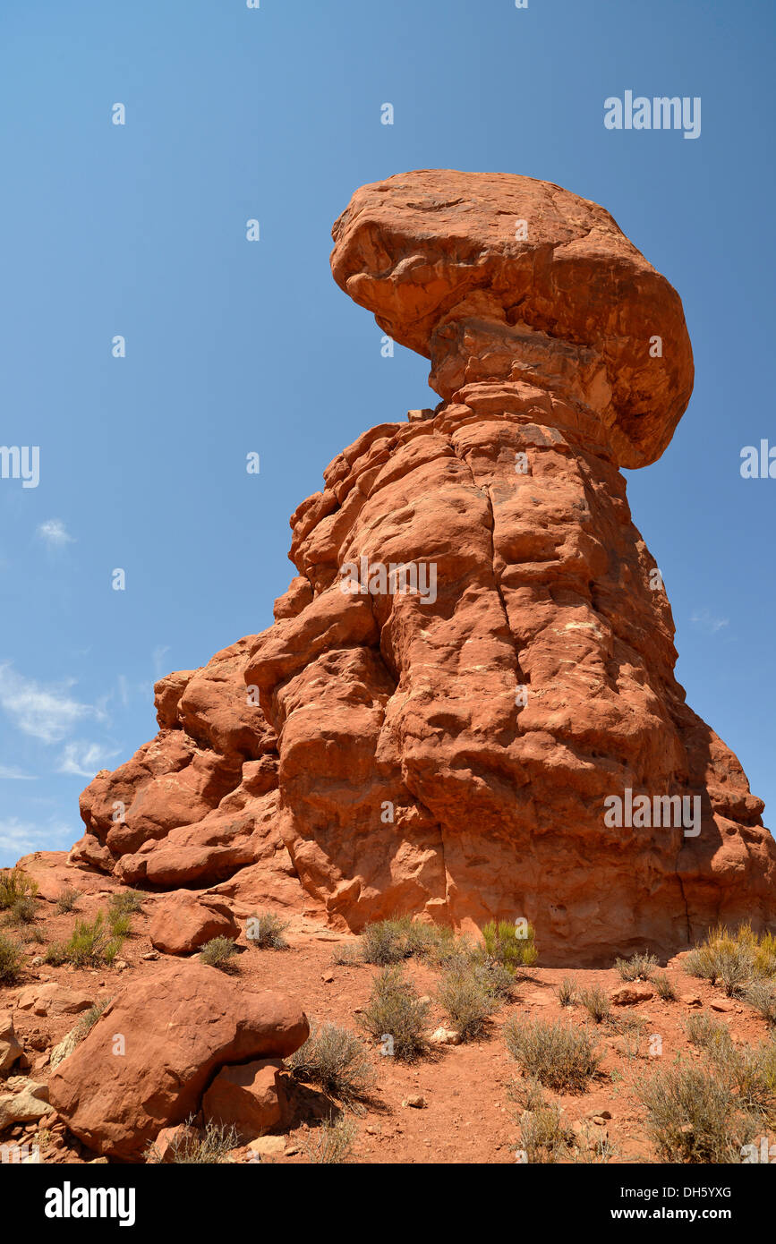 Balanced Rock Rock formation, Windows Section, Arches National Park, Moab, Utah, États-Unis d'Amérique, USA Banque D'Images