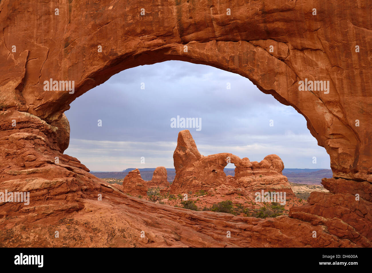 Passage de tourelle vus à travers la fenêtre du Nord, Windows Section, Arches National Park, Moab, Utah, États-Unis d'Amérique, USA Banque D'Images