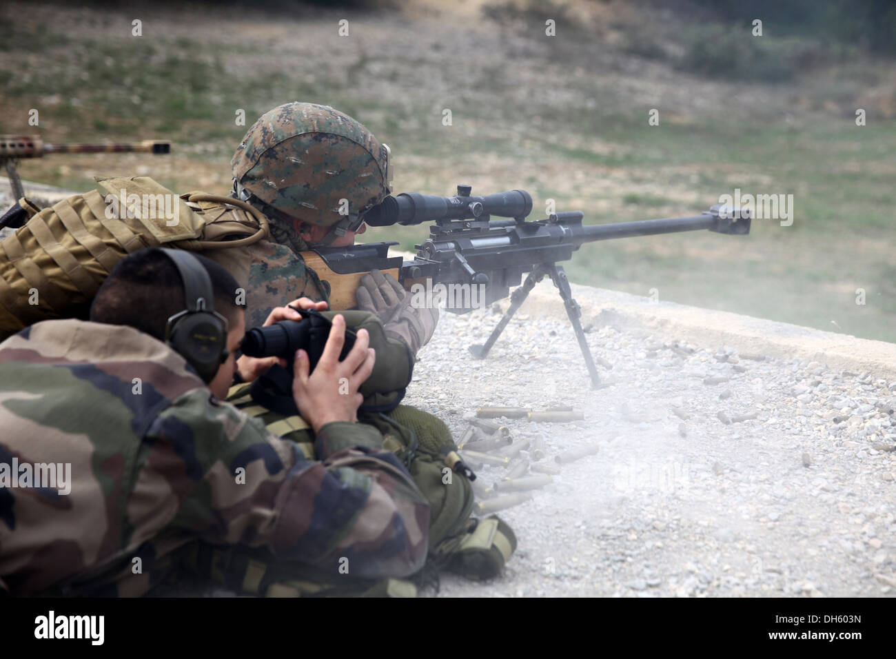 Un sniper des marines ayant des fins- Groupe de travail air-sol marin feux d'intervention en cas de crise une M107 spécial de calibre .50 Applic Banque D'Images