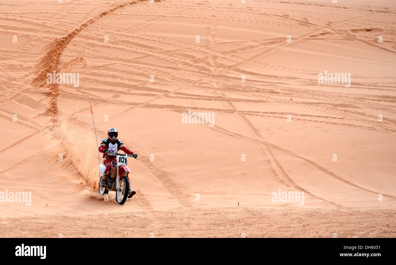 Pilote de motocross, Coral Pink Sand Dunes State Park, près de l'Autoroute, monocylindres véhicule Zone de loisirs, de l'Utah, au sud-ouest Banque D'Images