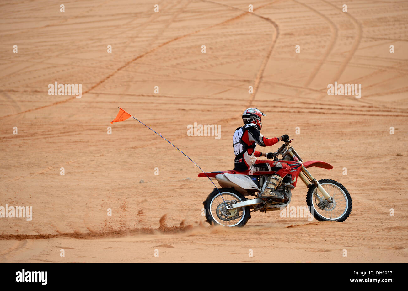 Pilote de motocross, Coral Pink Sand Dunes State Park, véhicules Extra ACC Recreation Area, Utah, au sud-ouest Banque D'Images