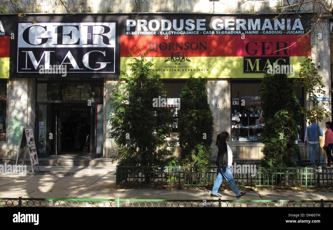 La boutique 'Produse germania' annonce avec des produits allemands et le drapeau allemand pour la vente de produits allemands dans le centre de Bucarest, Roumanie, 23 octobre 2013. Photo : Jens Kalaene Banque D'Images