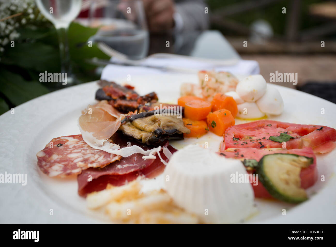Saucisses, viandes et fromages de l'Italie dans un plat de démarreur Banque D'Images