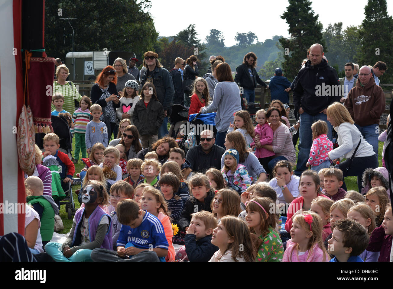 Profitant de Punch et Judy spectacle de marionnettes. Banque D'Images