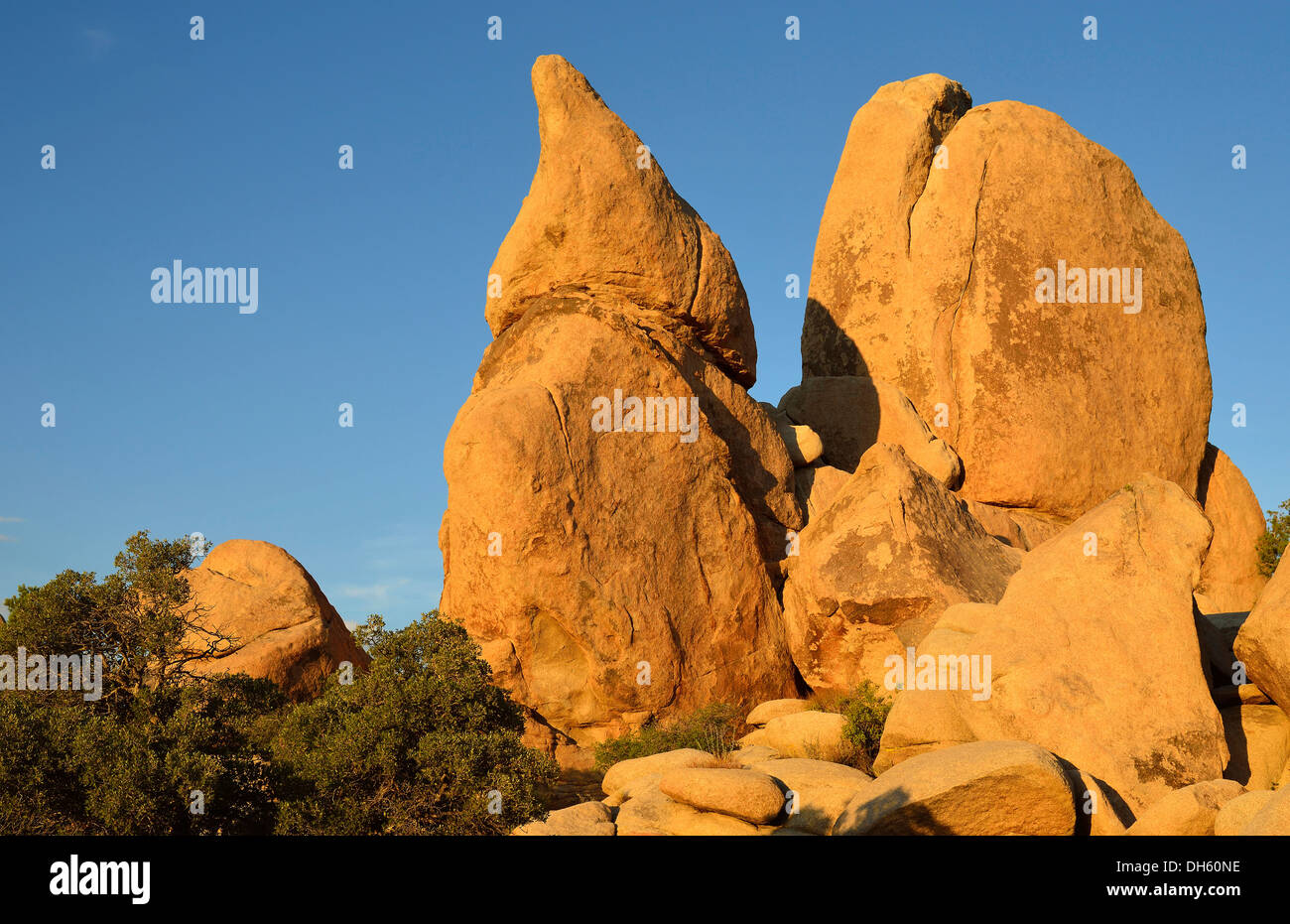 Les Nains, une formation rocheuse monzogranite, Hidden Valley, le parc national Joshua Tree, désert de Mojave, en Californie, au sud-ouest Banque D'Images