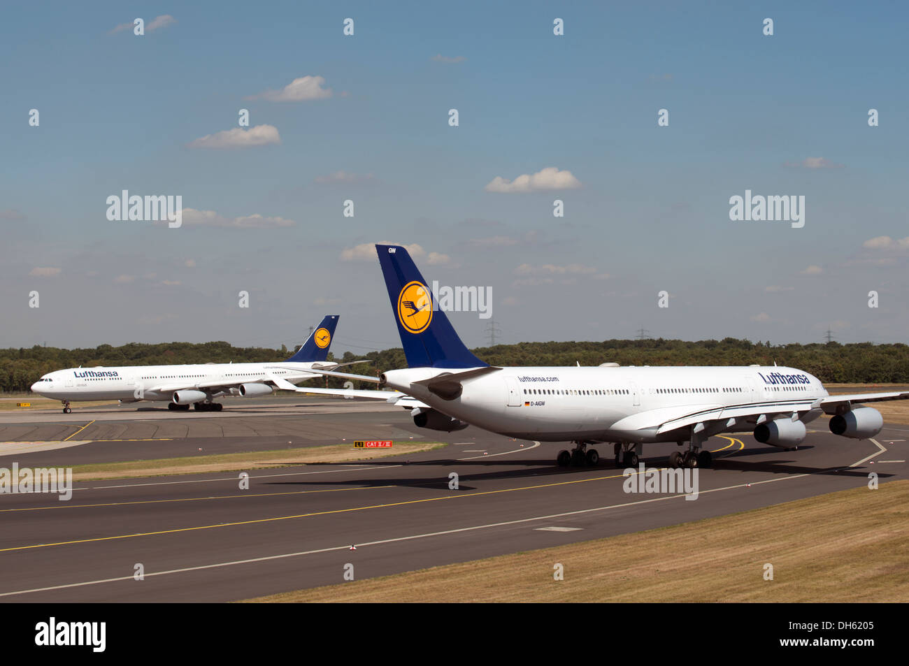 Lufthansa Airbus A340-300, avions de l'aéroport international de Düsseldorf, Allemagne. Banque D'Images