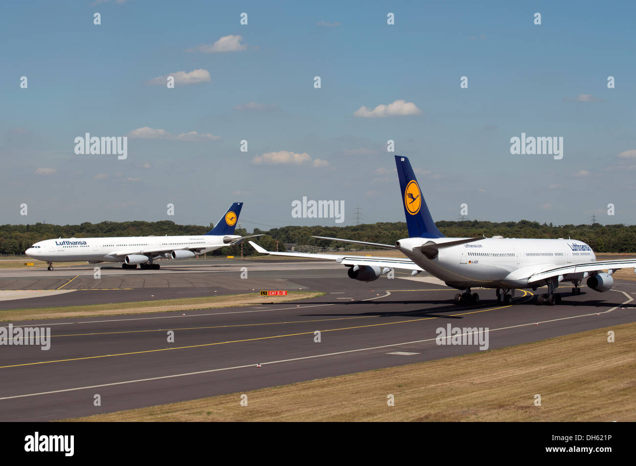 2 avions Airbus A340-300 de la Lufthansa le roulage vers la piste à l'aéroport international de Düsseldorf en Allemagne. Banque D'Images