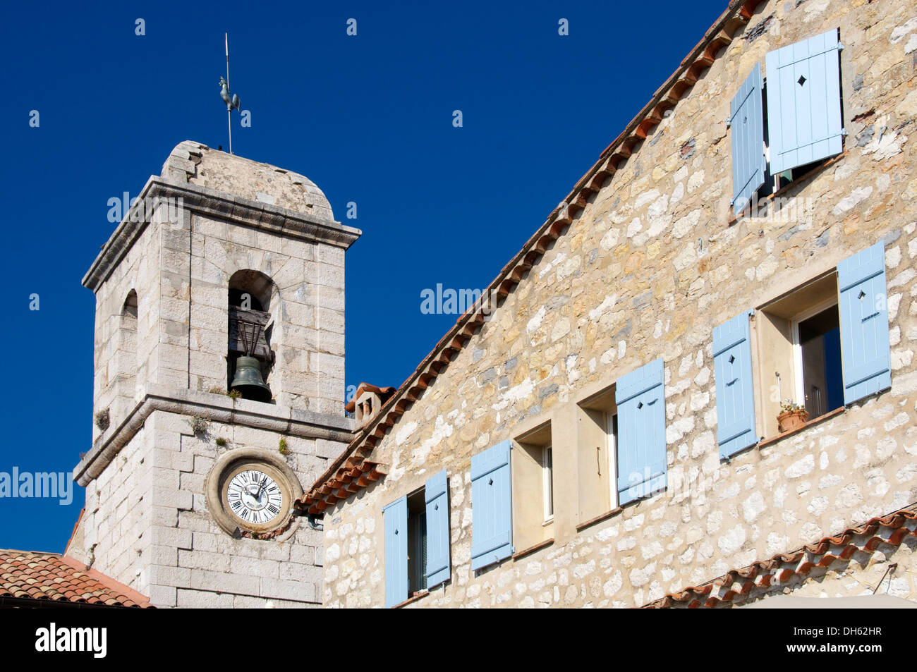 Clocher de l'église et maison Gourdon Provence France Banque D'Images
