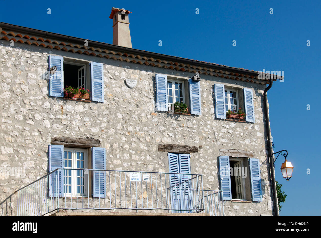 Chambre avec volets en bois bleu Provence France Gourdon Banque D'Images