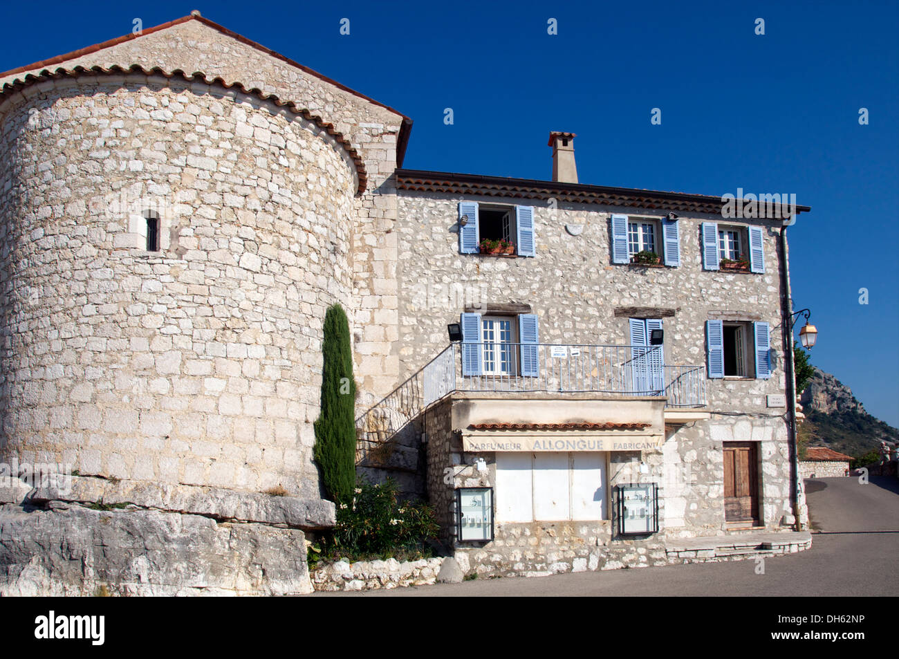 Une partie de l'église et maison mitoyenne Gourdon Provence France Banque D'Images