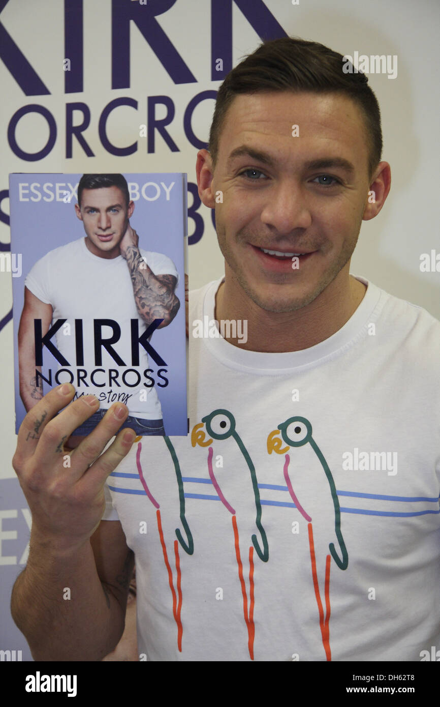 26 avril 2013. Le seul moyen est l'Essex star, Kirk Norcross 'Essex Boy : mon histoire' livre signant, Asda, Spondon, Derby, Royaume-Uni. Banque D'Images