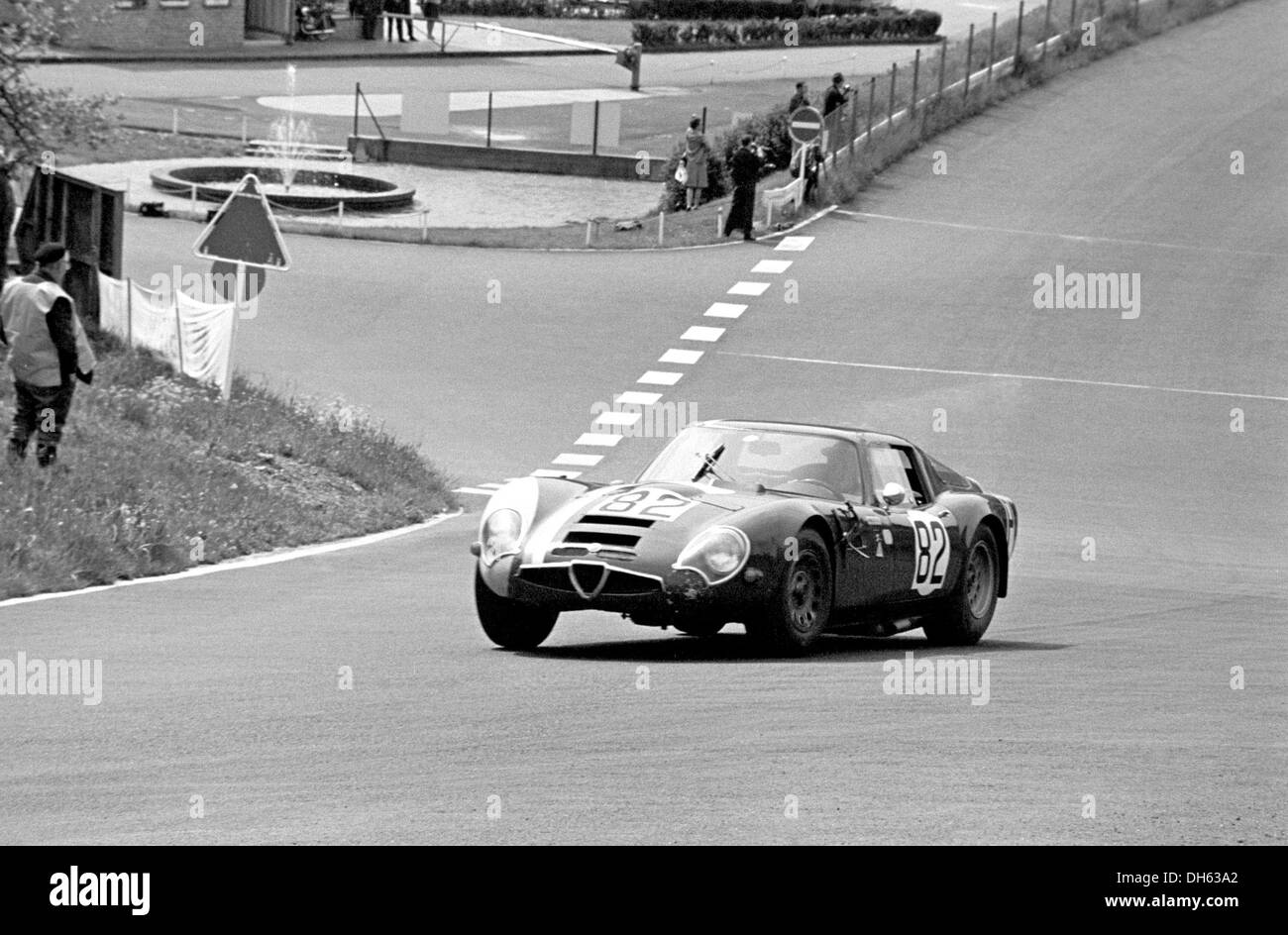 Serge Trosch-Pillette's Alfa Romeo TZ2 racing au Nurburgring, Allemagne 1968 Banque D'Images