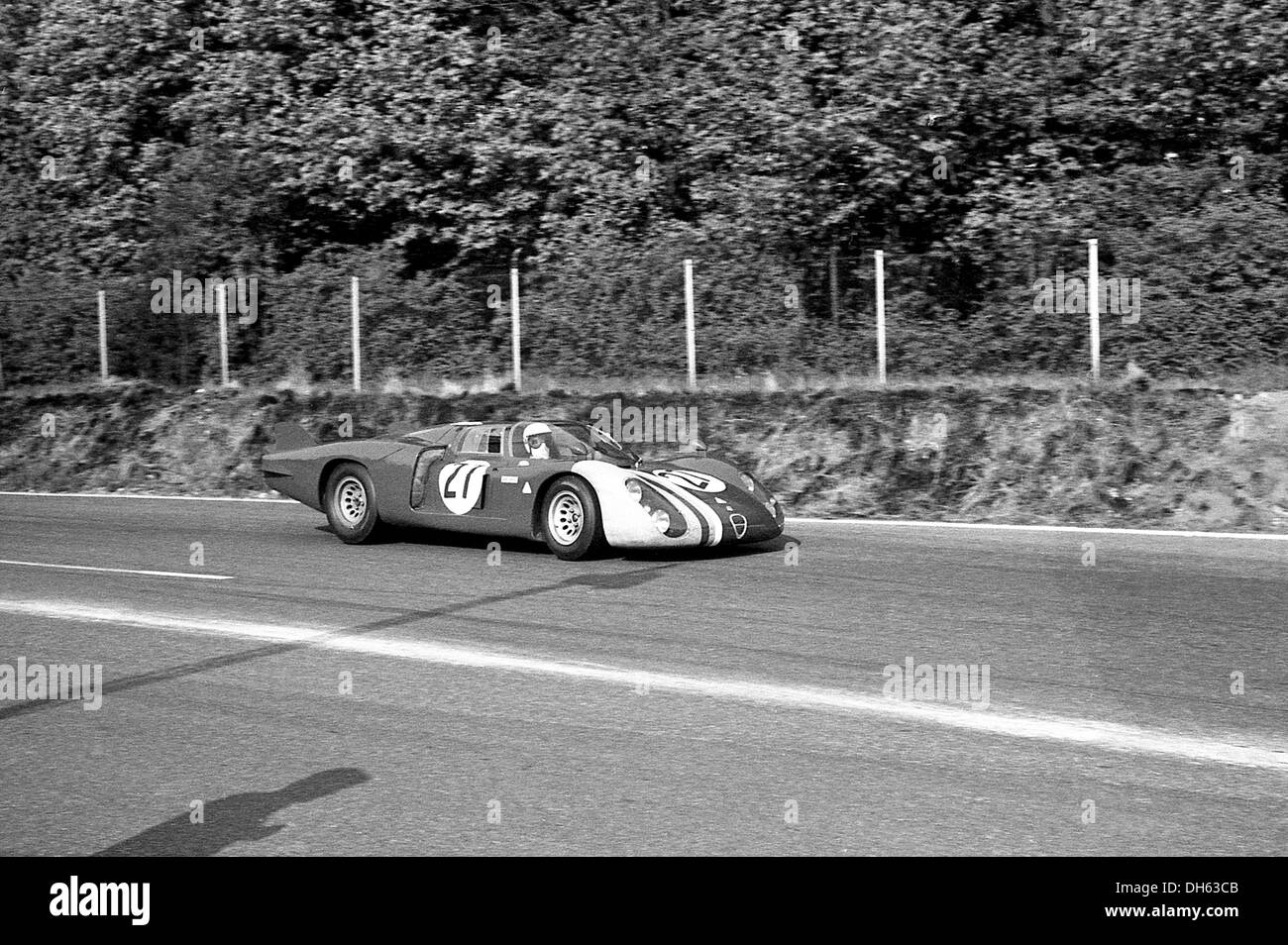 Alfa Romeo T33 à l'équipe privée VDS Paris 1000kms à Montlhery, France 1968. Banque D'Images