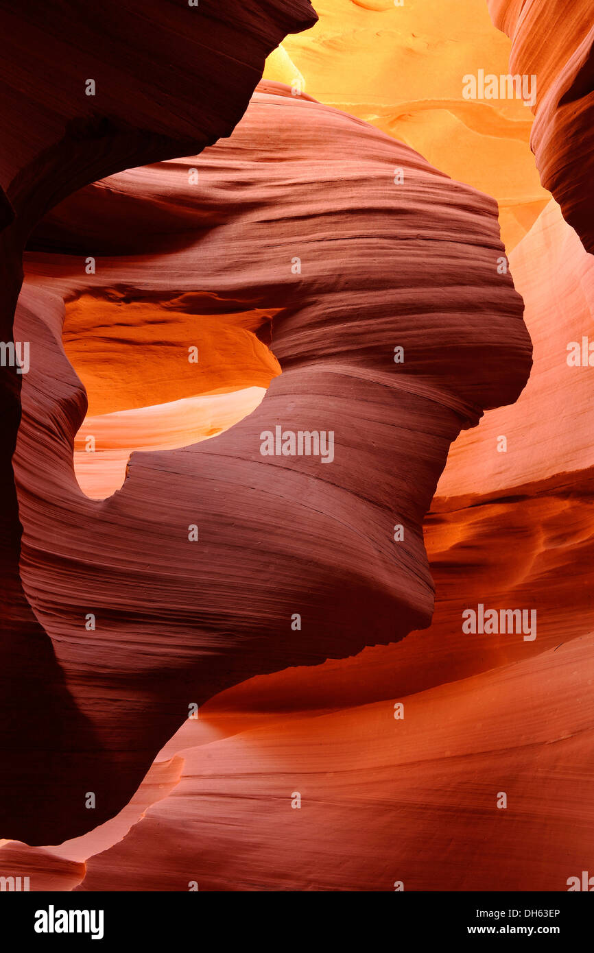 "Lady dans le vent » rock formation, le grès rouge de la Formation de Moenkopi, formations rocheuses, couleurs et structures à bas Banque D'Images