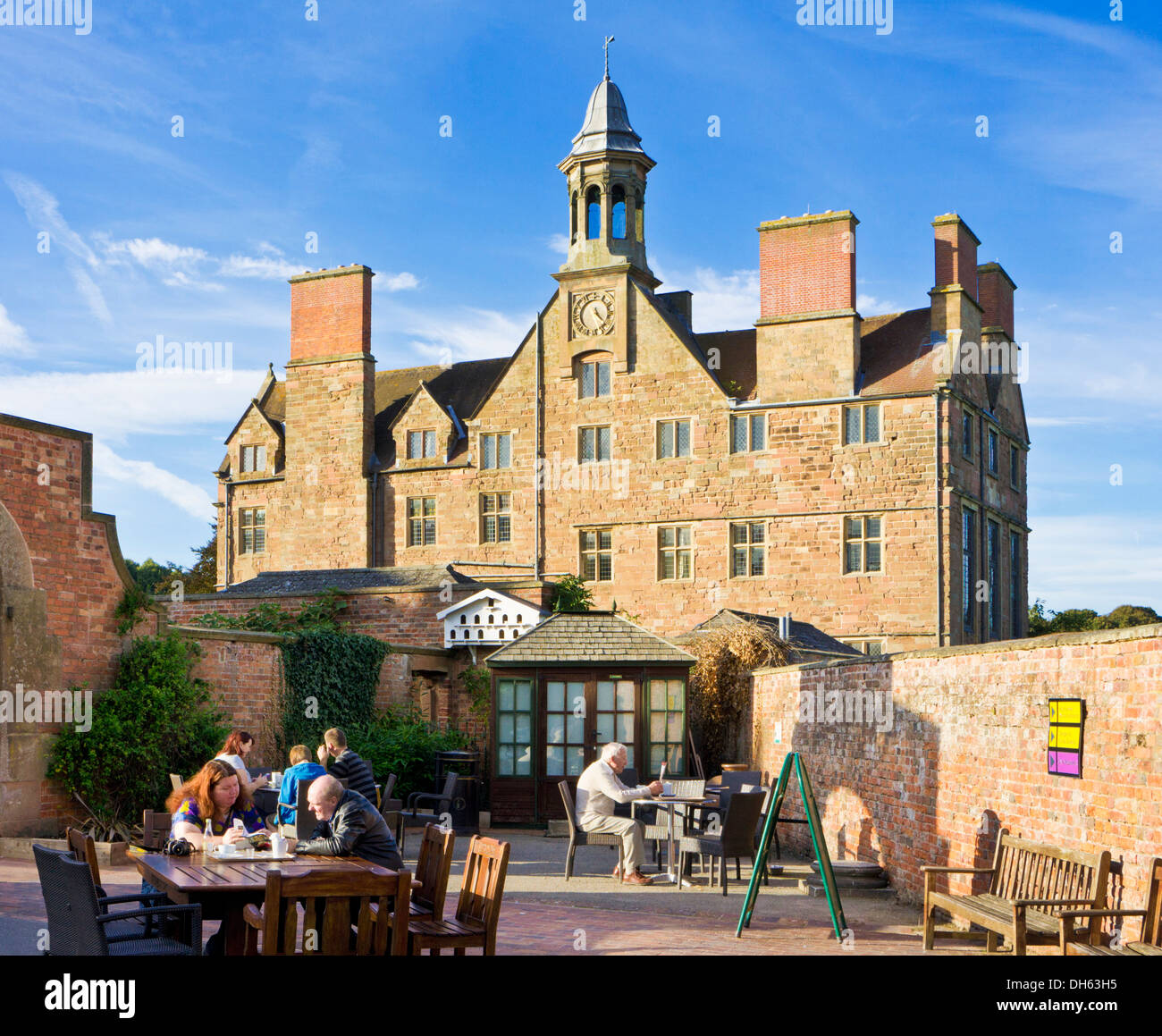 Les gens assis dans le café du Courtyard à Rufford Abbey Country Park et centre d'artisanat Bretagne Angleterre UK GB EU Europe Banque D'Images