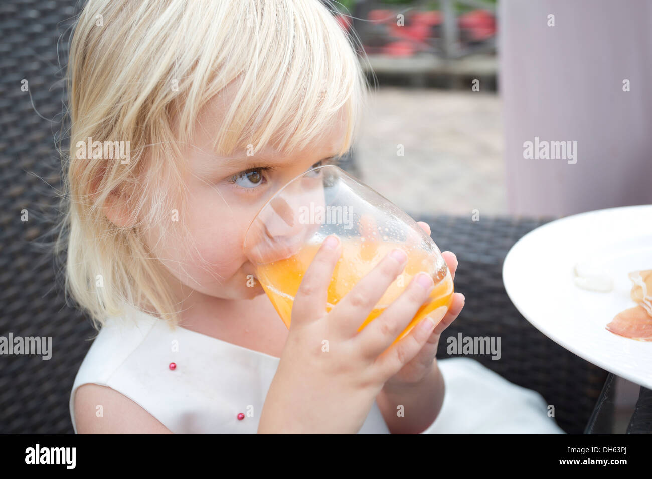Une alimentation saine pour les enfants avec du jus d'orange Banque D'Images