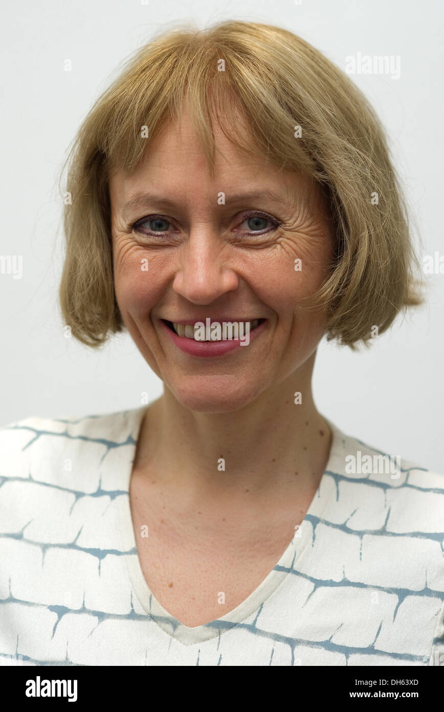 Bad Gandersheim (Allemagne). 06Th Nov, 2013. Le gagnant du prix de littérature 2013 Roswitha, l'écrivain Berlin Ulrike Draesner, pose avec la gravure sur bois 'Roswitha von Gandersheim présente l'empereur Otton le Grand son Gesta Oddonis' par Albrecht Duerer avant la cérémonie de remise des prix à Bad Gandersheim, Allemagne, 01 novembre 2013. Le prix est doté de 5 500 euros et le plus ancien prix de littérature allemande pour les femmes. Photo : SWEN PFOERTNER/dpa/Alamy Live News Banque D'Images