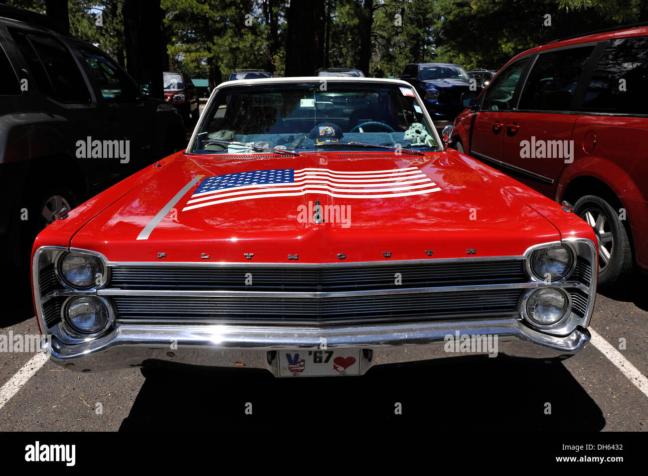 Plymouth Fury 67 Roter avec U.S. à plat sur le capot, vintage car, Grand Canyon Lodge, Grand Canyon National Park, North Rim Banque D'Images