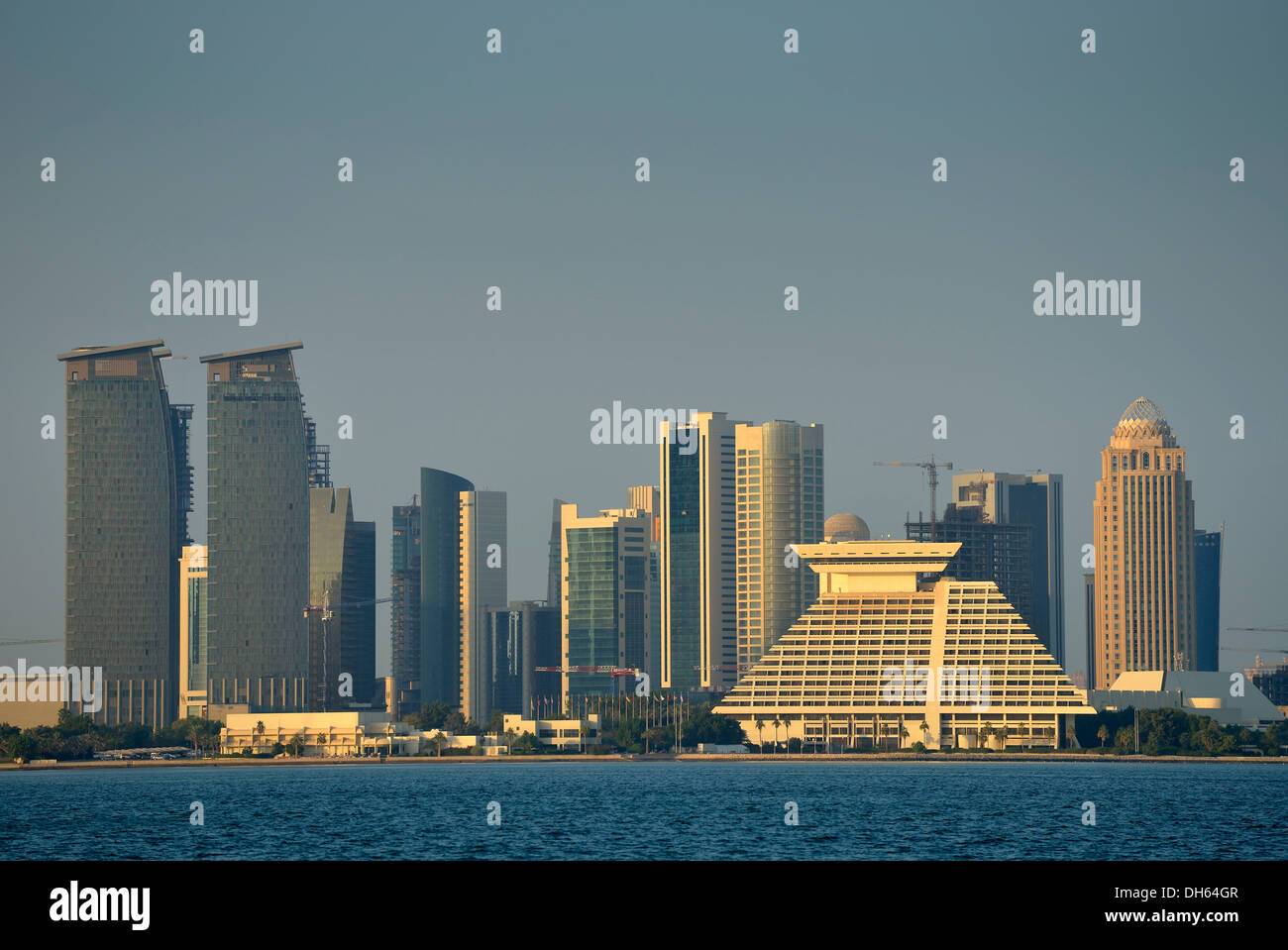 Toits de Doha avec Al Fardan Tower Residences, Doha Bank Tower, l'hôtel Sheraton de Doha, l'hôtel Four Seasons, dans la lumière du soir Banque D'Images