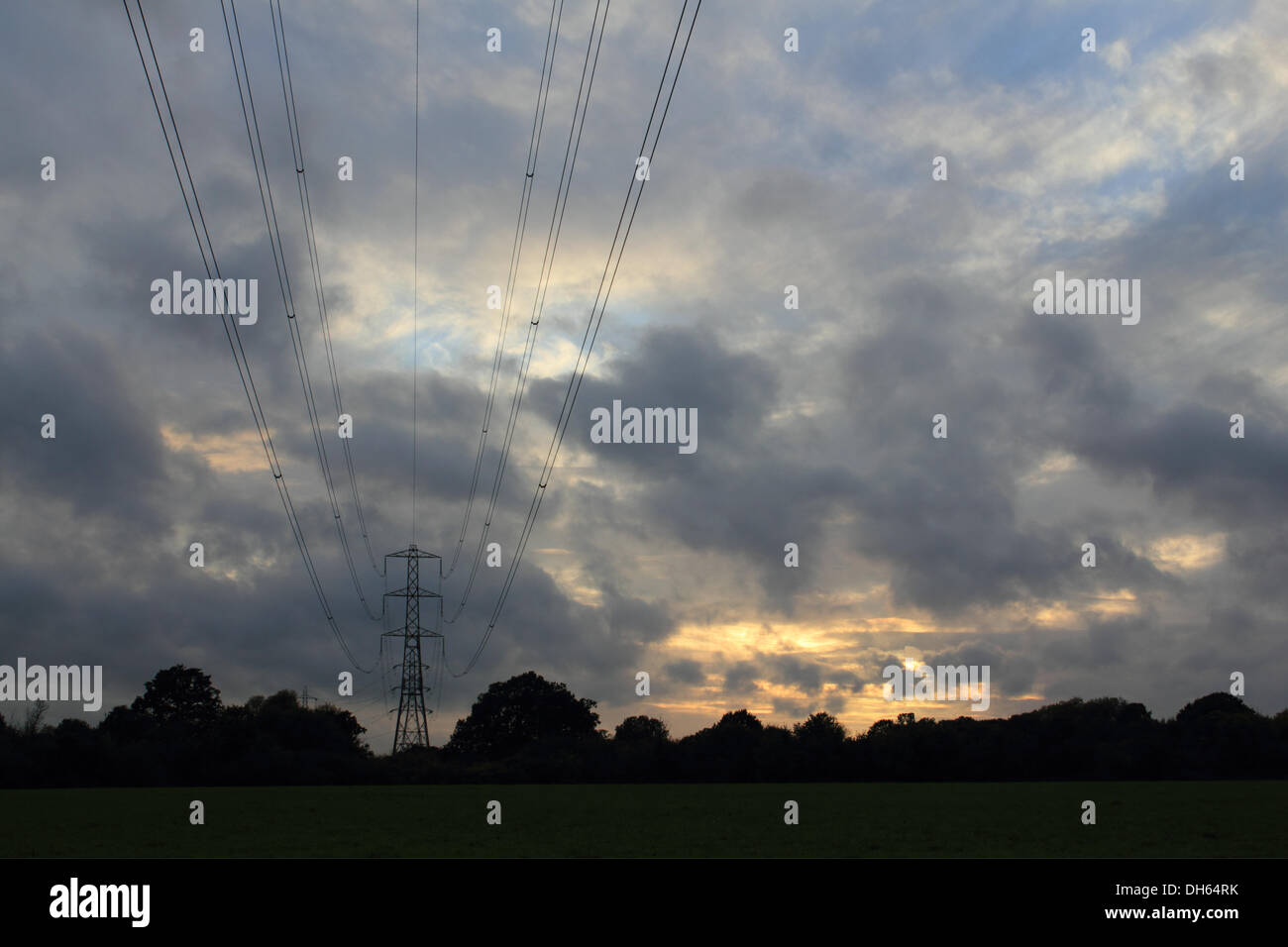 Court Farm Tolworth, Surrey, UK. 1er novembre 2013. L'homme contre la nature, avec un ciel orageux au coucher du soleil derrière un pylône d'électricité dans une semaine où les prix de l'énergie ont été augmentés par de nombreux fournisseurs au Royaume-Uni. Credit : Jubilé Images/Alamy Live News Banque D'Images