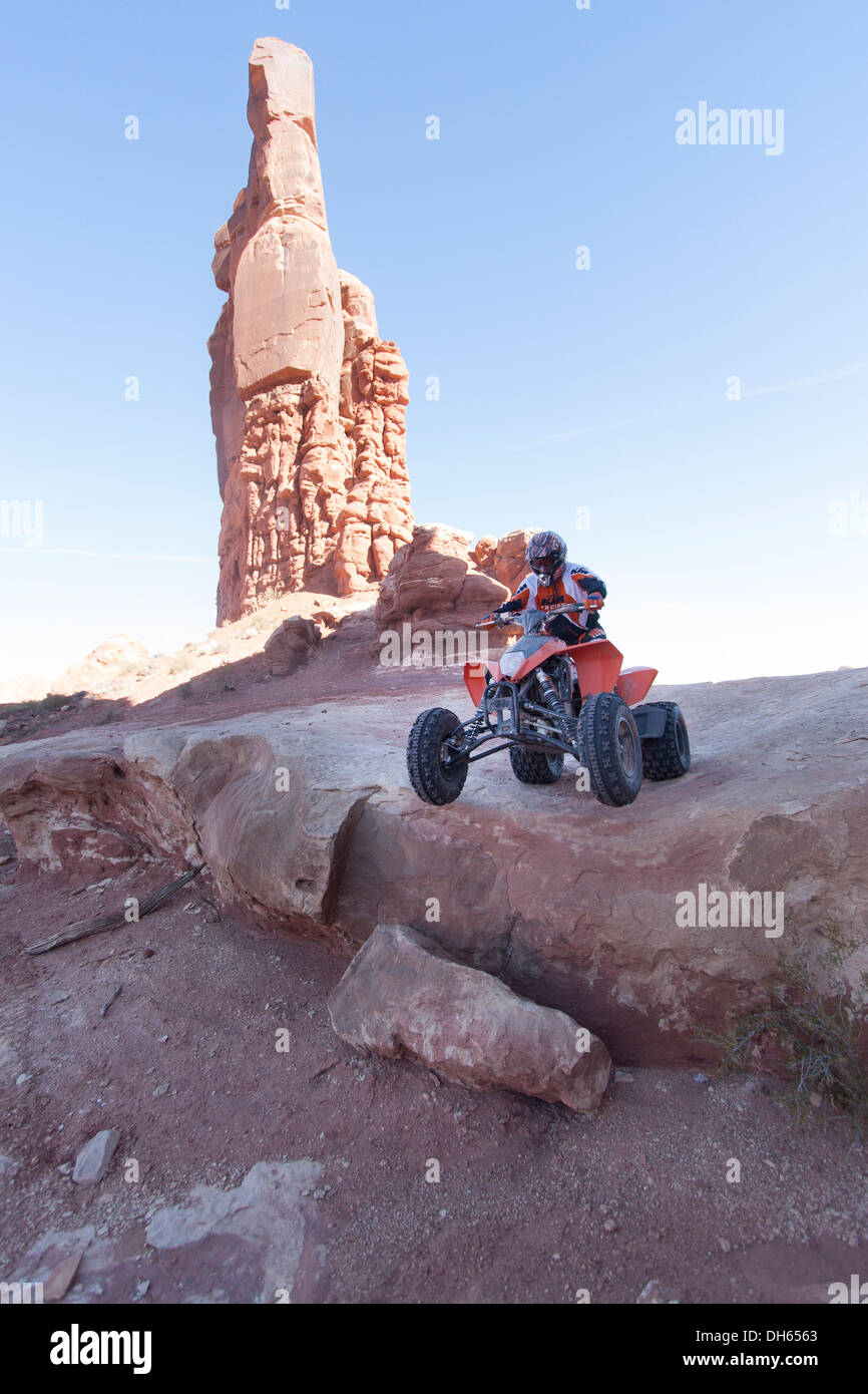 Rider sur véhicule tout-terrain dans le désert de Moab, Utah Banque D'Images