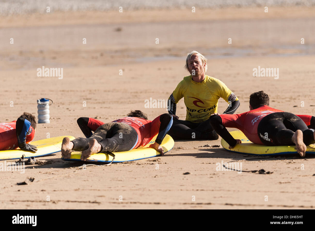 Un instructeur de surf sur la plage de Newquay novices. Banque D'Images