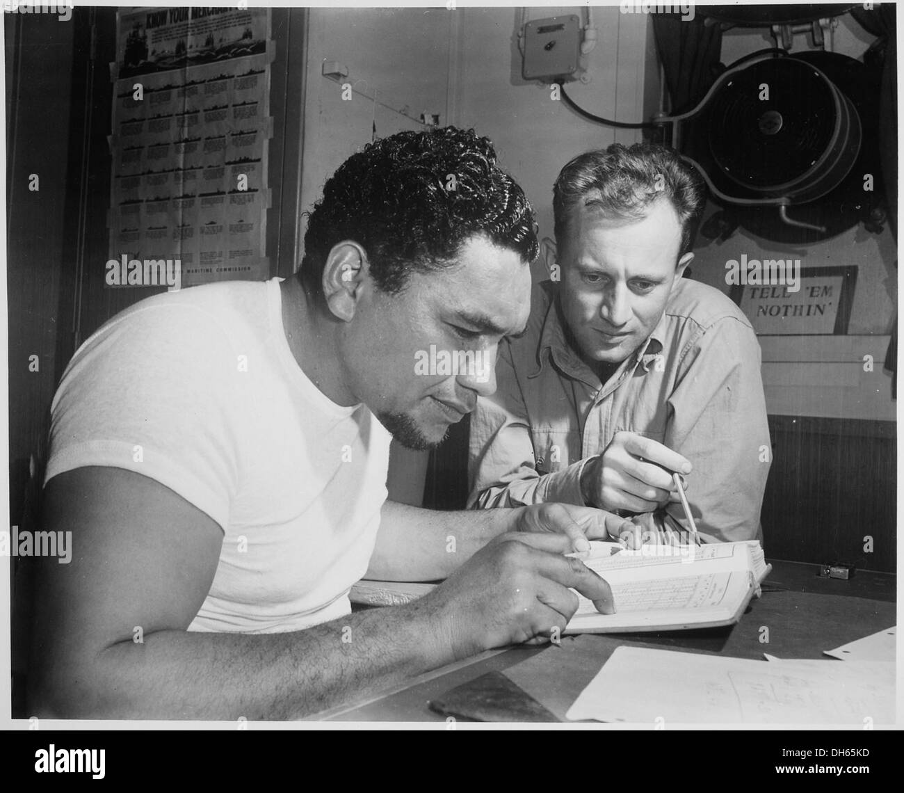 Le chef Earl Stanfield entraîne Bos'n Maxie Weisbarth à bord d'un navire Victory en route vers la zone de la guerre du Pacifique, soulignant les opérations navales pendant la seconde Guerre mondiale Banque D'Images