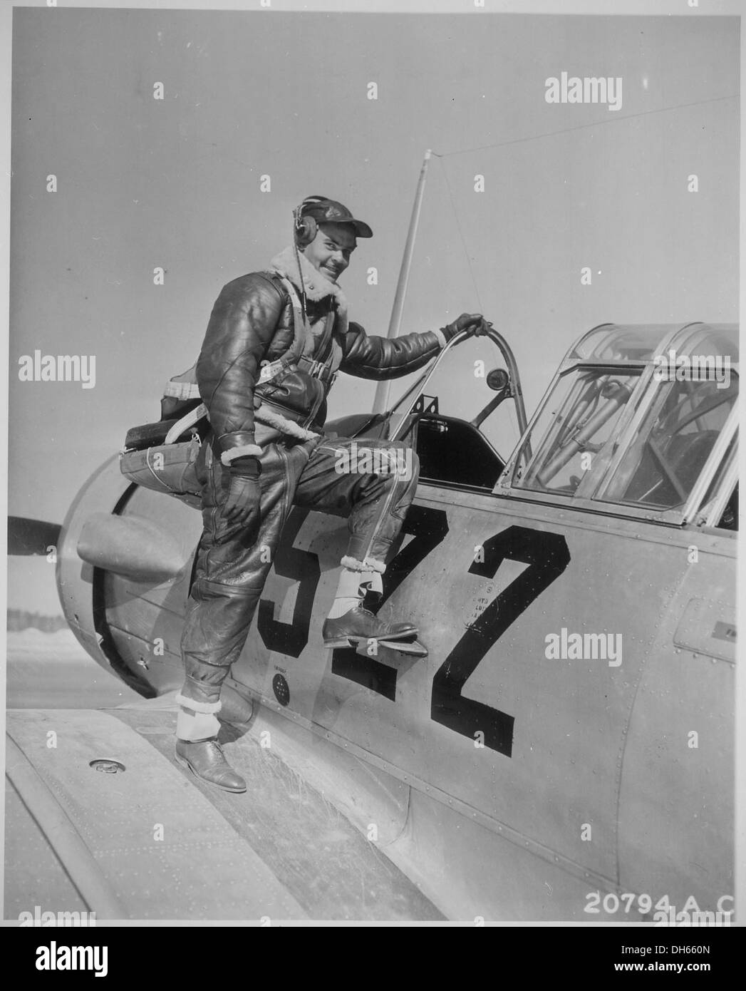 Le capitaine Benjamin Oliver Davis, Jr., le premier Afro-américain à être promu général dans l'US Air Force, est vu monter dans un entraîneur avancé à Tuskegee, en Alabama, en 1942. Il a été une figure centrale dans l'histoire du service militaire afro-américain. Banque D'Images