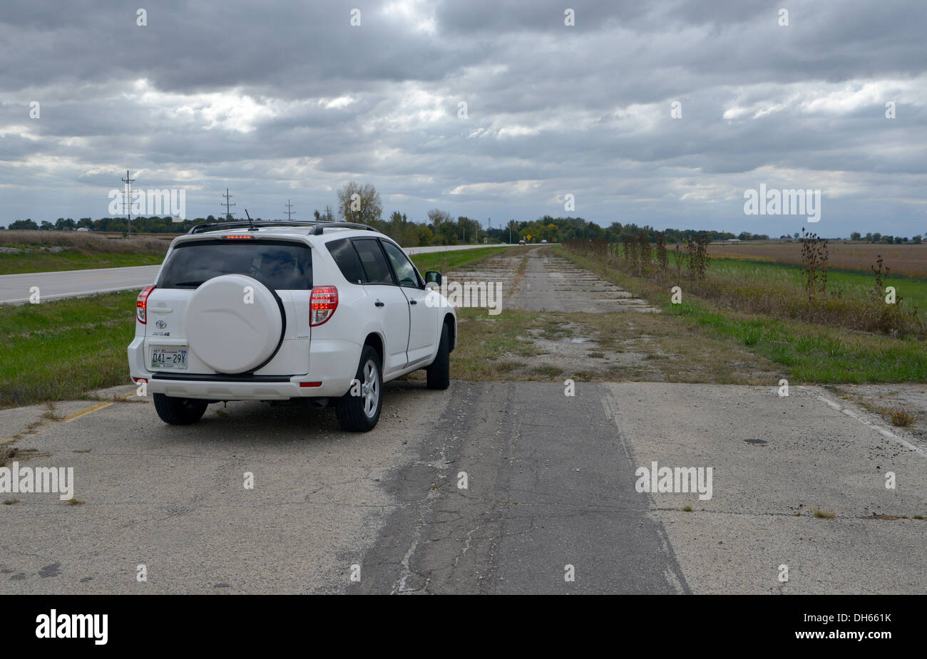 Conduite de la vieille Route 66 - les sections de route en béton de la voie originale 2 longe la nouvelle route en Illinois Banque D'Images