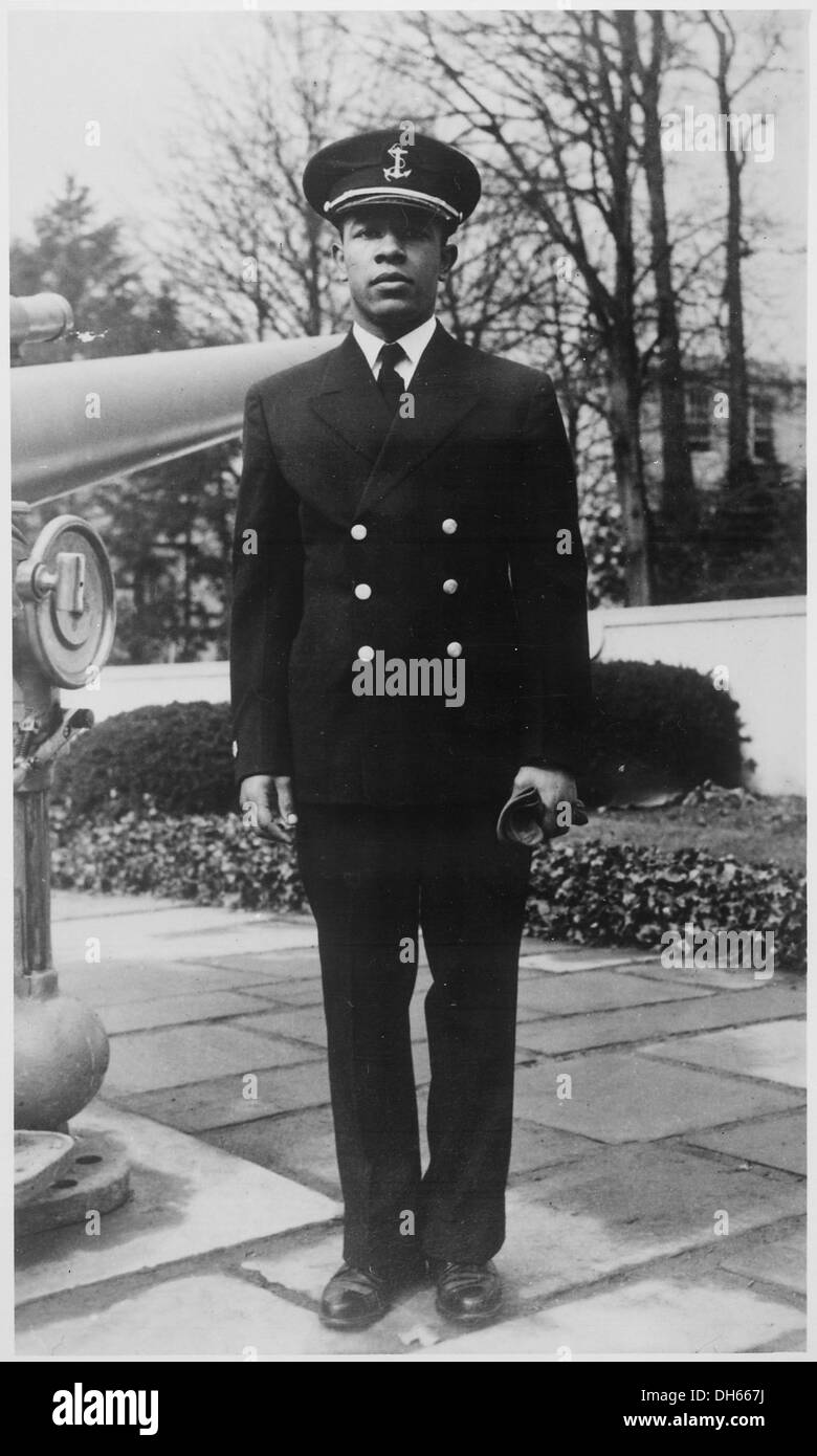L'enseigne Joseph Banks Williams, le premier Afro-américain diplômé du corps des cadets de la marine marchande des États-Unis, est affecté au service actif. Banque D'Images