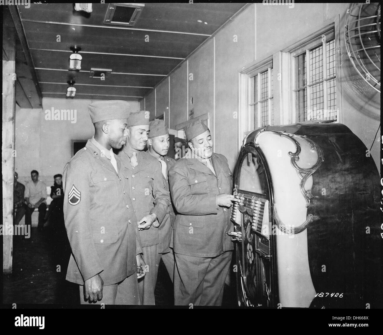 Tout d'abord la célèbre Mills Brothers quartet pour entrer dans le service de l'armée, Pvt. Harry Mills s'arrête au jukebox dans le/531178 Banque D'Images