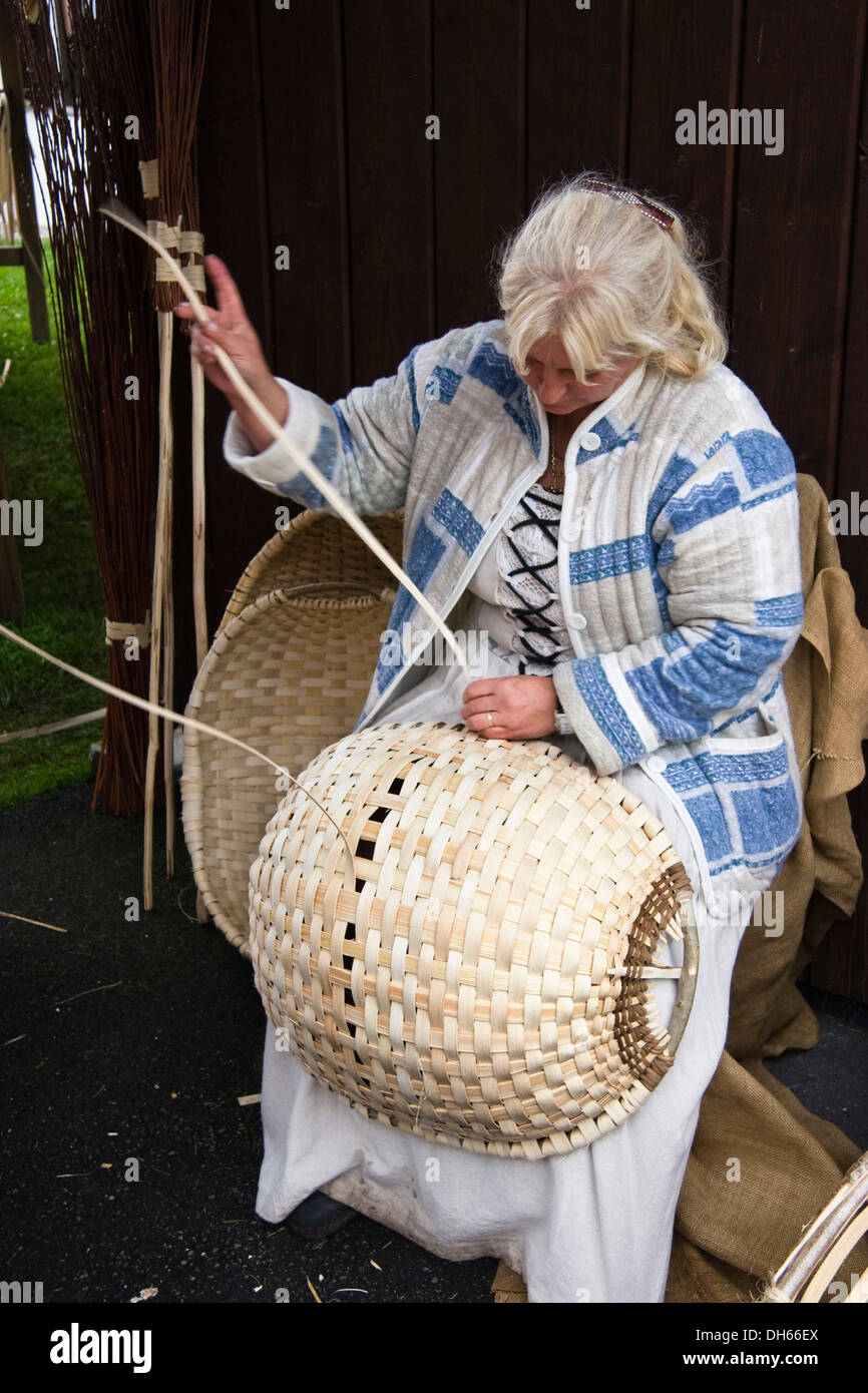 Basketmaker tisser un panier, Haute-Bavière, Bavière Banque D'Images
