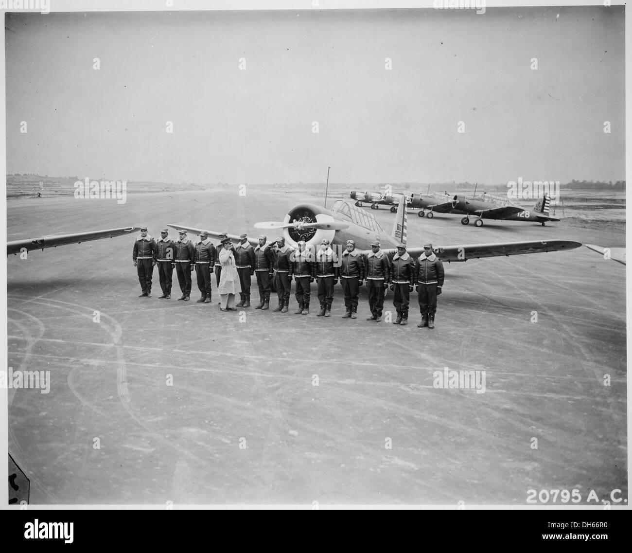 Un officier rend un salut en passant devant une lignée de cadets lors d'un examen militaire, entre 1941 et 1945, mettant en évidence la discipline et la tradition militaires. Banque D'Images