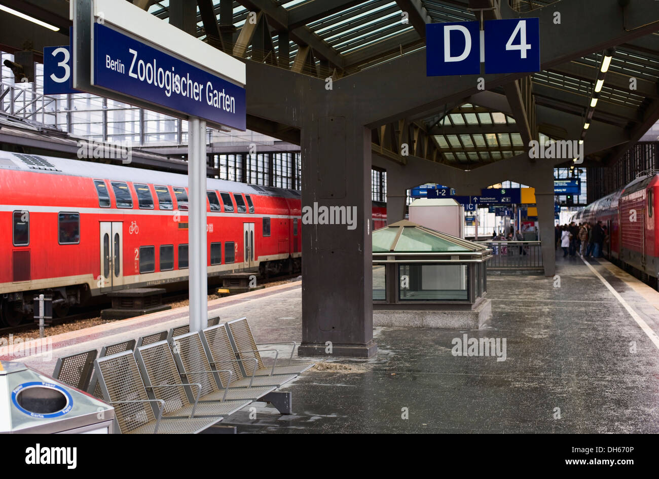 Des bancs et des trains de banlieue sur la plate-forme de la gare Zoologischer Garten, Berlin Banque D'Images