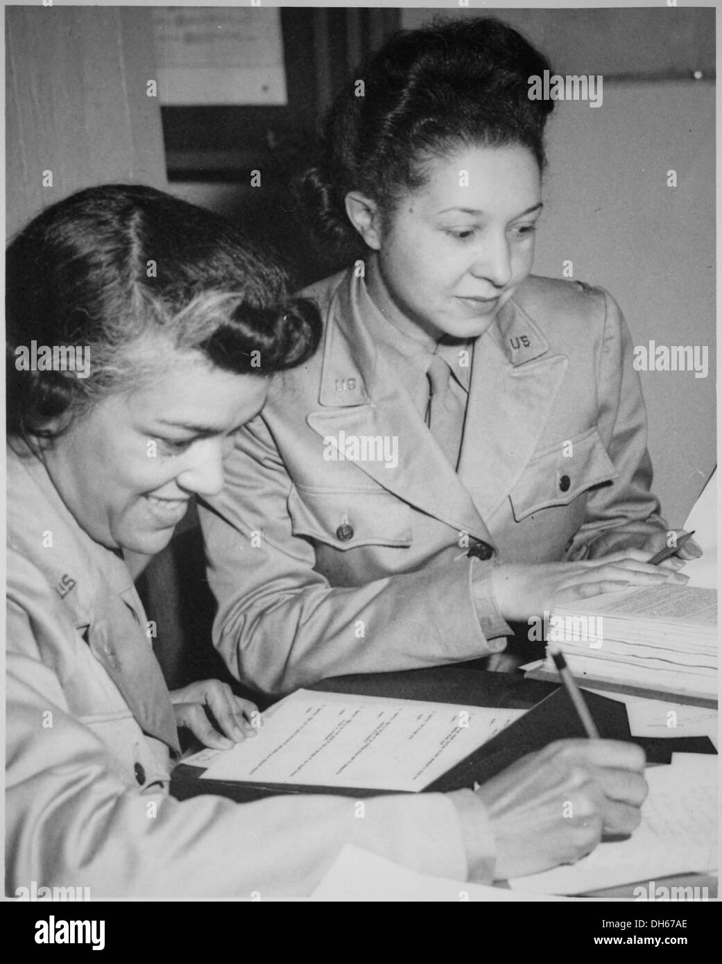 Le lieutenant Harriet West, avec d'autres officiers de la WAAC, travaille au Temporary Building 60M sur la 26e rue à Washington, DC pendant la Guerre mondiale IIe. Les WAAC ont joué un rôle crucial dans le soutien des opérations militaires pendant la guerre. Banque D'Images