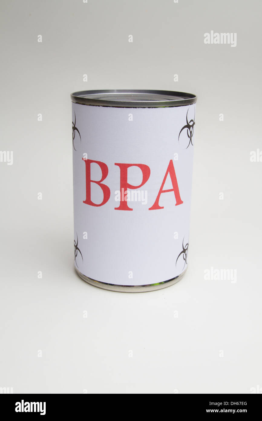 Un peut de nourriture avec une étiquette indiquant qu'il contient également connu sous le nom de BPA Le bisphénol A Banque D'Images