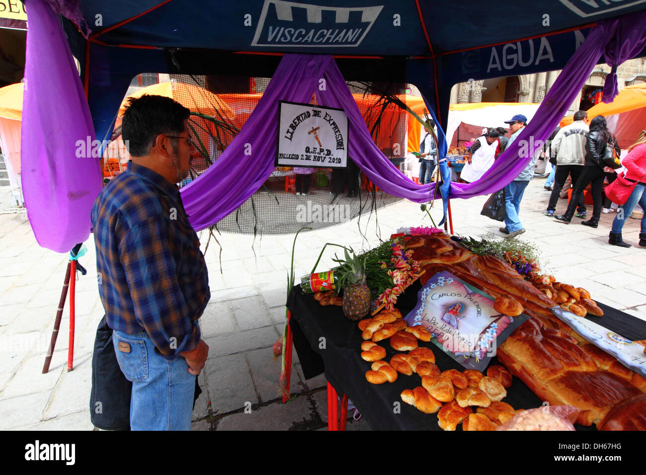 LA PAZ, BOLIVIE, 1er novembre 2013. Un homme regarde une tantawawa géant (ou le pain figure, les plus petits sont traditionnellement fabriquées en grand nombre d'autels au cours de Todos Santos) sur un étal dans un marché du pain pour le festival. Carlos Palenque fut un musicien populaire, présentateur de télévision et homme politique qui est mort en 1997. Brunker Crédit : James/Alamy Live News Banque D'Images