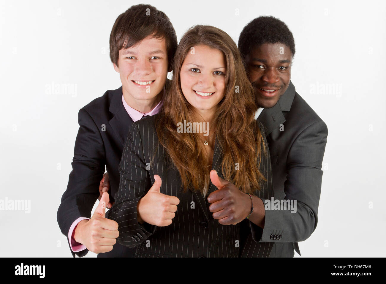 Trois jeunes gens avec différentes couleurs de peau donnant un coup de pouce Banque D'Images