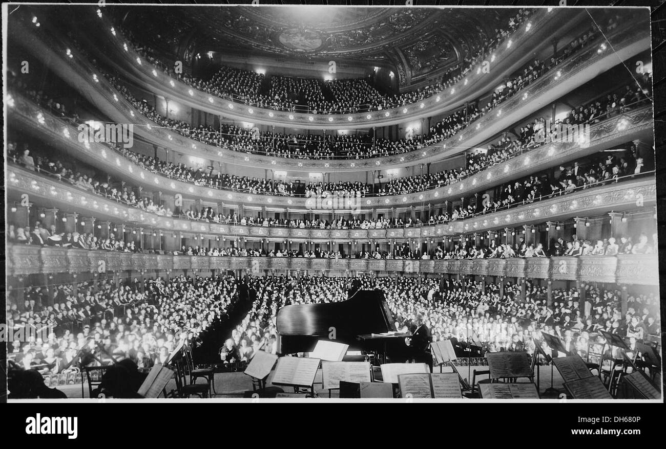 Une maison pleine au Metropolitan Opera House de New York est montrée lors d'un concert du célèbre pianiste Josef Hofmann. L'événement est capturé depuis l'arrière de la scène. Banque D'Images