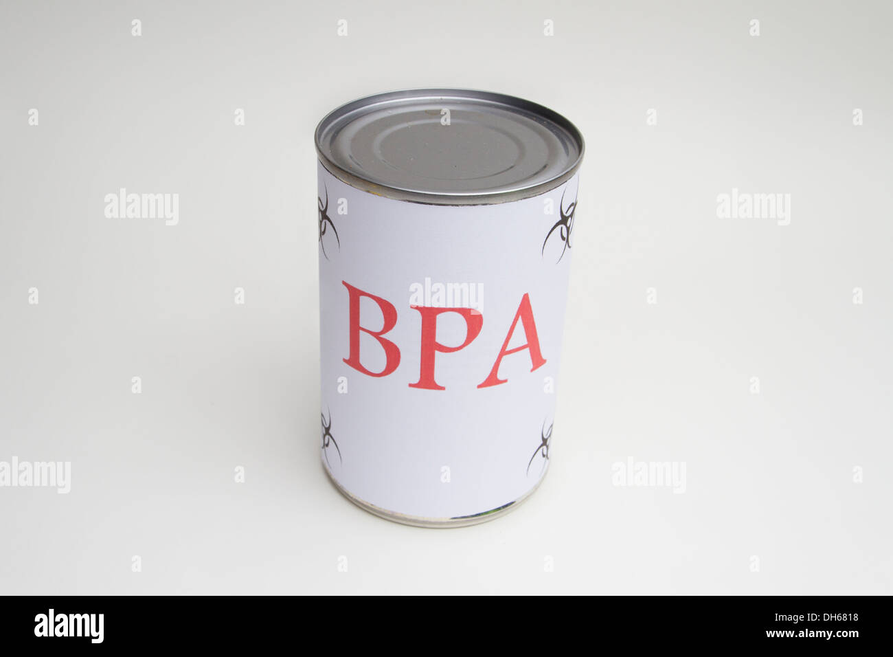 Un peut de nourriture avec une étiquette indiquant qu'il contient également connu sous le nom de BPA Le bisphénol A Banque D'Images