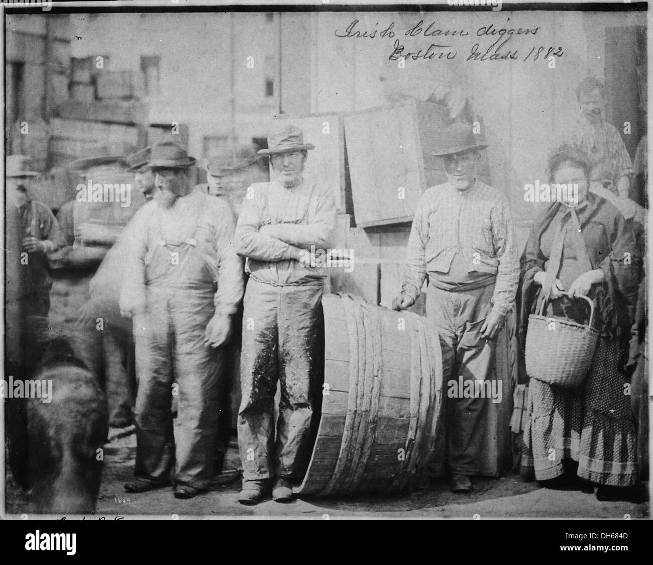 Les pêcheurs de moules irlandais barbu et un compagnon matronly sur un quai à Boston, 1882 513083 Banque D'Images