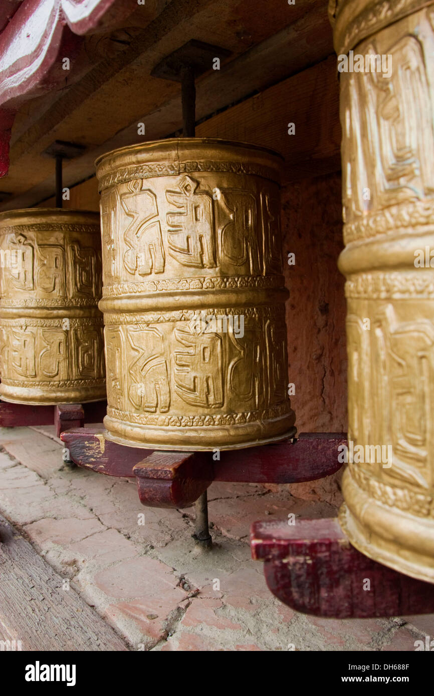 Monastère Bouddhiste Tibétain avec roues de prière dans la région de l'Himalaya, près de Leh, Ladakh, Himalaya, Inde, Asie Banque D'Images