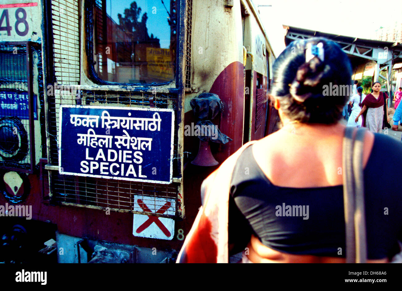 Chers, spécial pour former les femmes de la Compagnie des chemins de fer de l'Ouest indien, femme portant un sari en direction de l'entrée à Banque D'Images