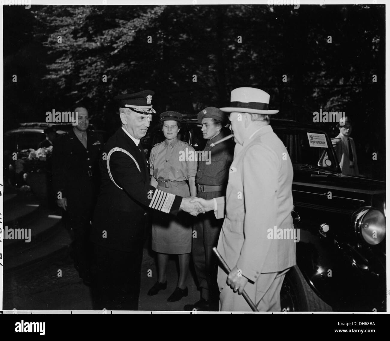 L'amiral William Leahy accueille le premier ministre Winston Churchill à l'entrée de la petite maison blanche ... 198762 Banque D'Images