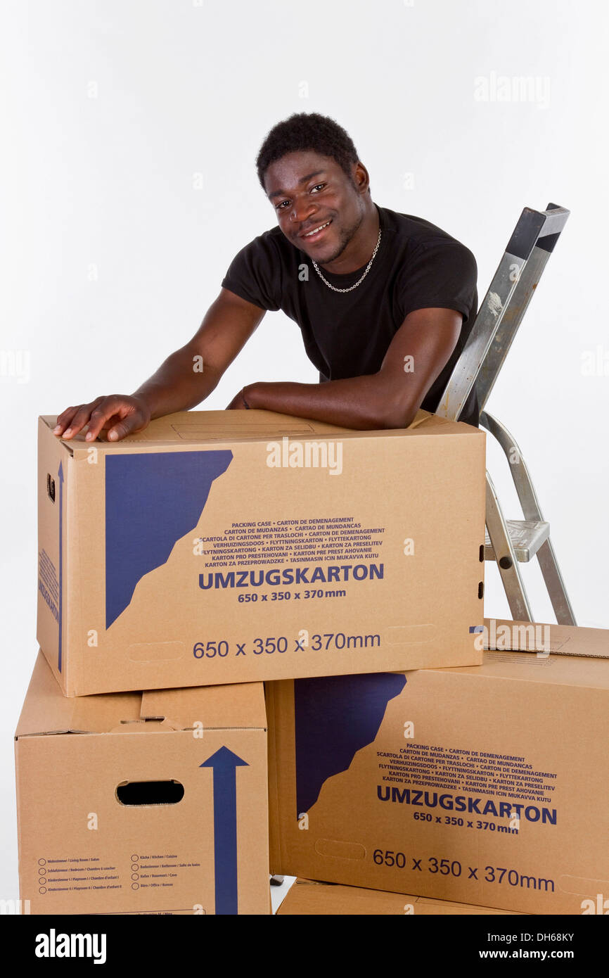 Jeune homme noir avec moving boxes Banque D'Images