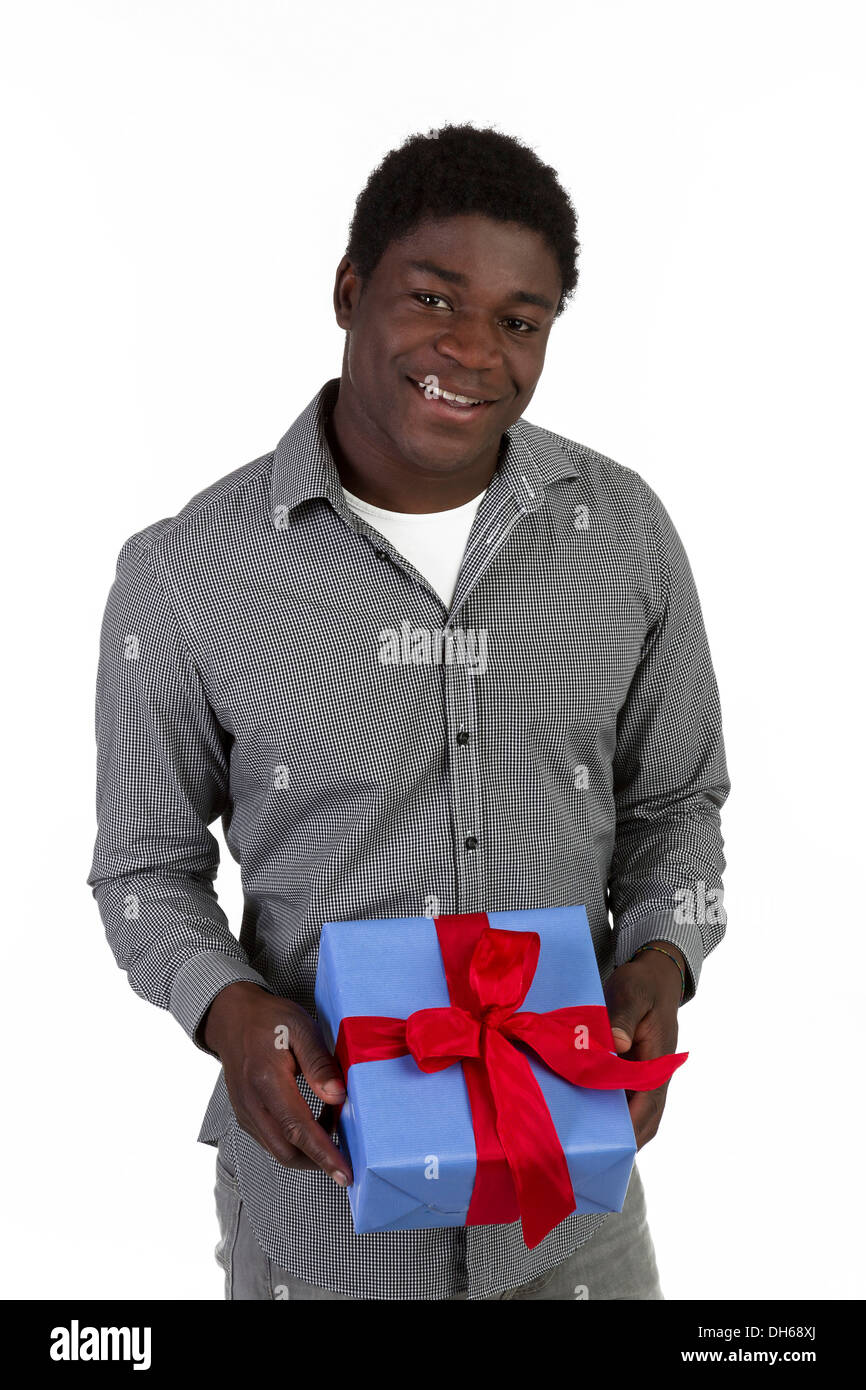 Jeune homme noir tenant une présent Banque D'Images